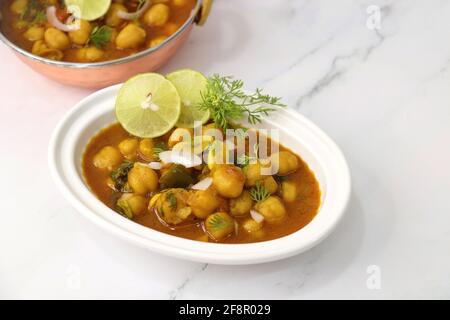 Cibo indiano. Masala di ceci fresco, curry di masala di Chole, piatto tradizionale dell'India del nord. Popolare Amritsari Chole bhature. Chana masala. Foto Stock