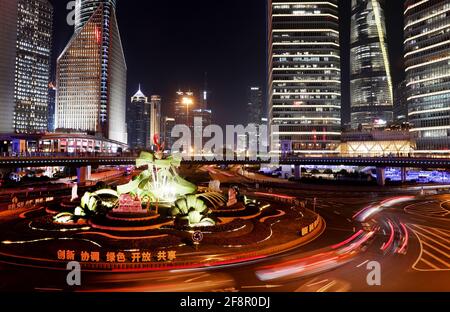 Washington, Stati Uniti. 15 Aprile 2021. Foto scattata il 14 gennaio 2021 mostra una vista notturna di Lujiazui a Pudong del comune di Shanghai della Cina orientale. PER ANDARE CON XINHUA TITOLI DEL 15 APRILE 2021 credito: Fang Zhe/Xinhua/Alamy Live News Foto Stock