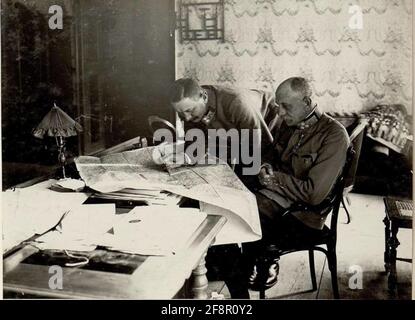 Field Marshalleutnant Joseph Roth di Limanowa Lapanov con Lutensione Level nel suo studio legale a Brunico. . Foto Stock