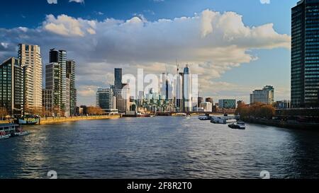 Londonuk - 14 aprile 2021: Vista sul tamigi a londra del molo di st georges, il ponte vauxhall, la torre millbank alla sera Foto Stock