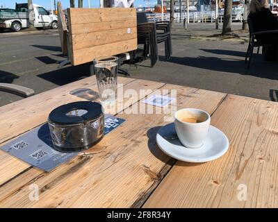 QR-Code auf einem Tisch eines Straßencafes in Kiel zur Registrierung Per Luca App wegen der Coronarestriktionen Foto Stock