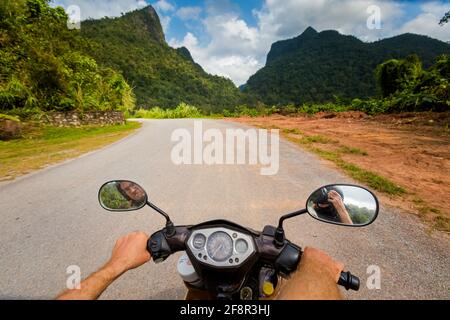 I turisti caucasici si accoppiano con una moto nel Parco Nazionale Phong Nha Ke Bang, Vietnam. Paesaggio rurale foto scattata nel sud-est asiatico - uno dei Foto Stock