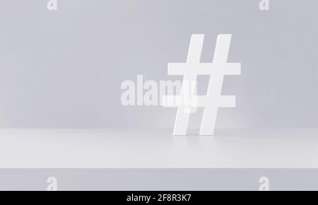 Simbolo hashtag bianco e chiaro sullo sfondo di uno studio fotografico. Argomenti di tendenza, tendenze, marketing digitale. rendering 3d. Foto Stock