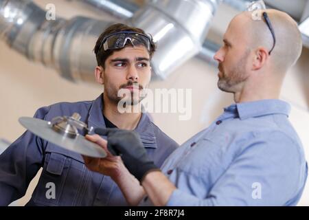 due uomini durante il lavoro di precisione Foto Stock