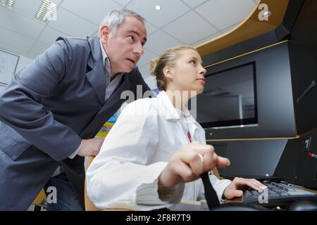 leve di commutazione per lavoratori di sesso femminile in officina Foto Stock