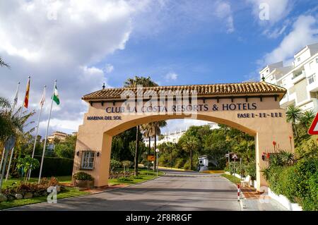 Arco d'ingresso ai resort e hotel Club la Costa, a Marina del Sol, Fuengirola, Spagna. CLC World, Costa del Sol, provincia di Malaga Foto Stock