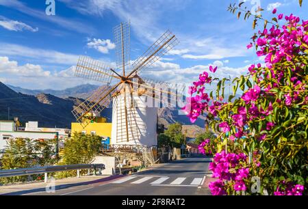 Paesaggio con il tradizionale vecchio mulino a vento nel villaggio di Mogan, Gran Canaria, Spagna Foto Stock