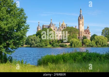 Castello o Palazzo Schwerin (Schloss Schweriner) situato su un'isola nel lago principale della città, il lago Schwerin Foto Stock