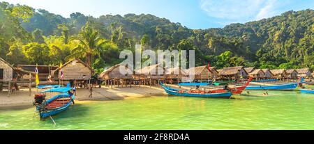 Surin Islands, Phang Nga, Thailandia - 3 gennaio 2016: Vista panoramica del villaggio di Moken in legno degli Zingari del Mar Tailandese. Villaggio dei pescatori a Ko Surin Foto Stock