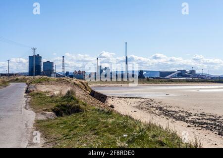 South Gare, Redcar, Inghilterra, Regno Unito con l'ex acciaieria SSI in background Foto Stock