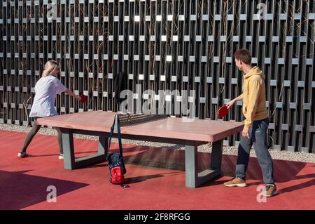Krasnodar, Russia - Aprile 14 2021: Studenti, ragazzo e ragazza rilassarsi e giocare a Ping-pong. Ping-pong, giocatore femminile Foto Stock