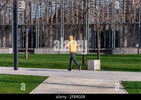 Krasnodar, Russia - Aprile 14 2021: Jogging attivo sano corridore all'aperto. Giovane atletico che corre nel parco Foto Stock