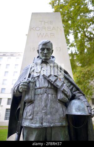 Londra, Inghilterra, Regno Unito. Korean War Memorial (2014: Philip Jackson) in Victoria Embankment Gardens, Foto Stock