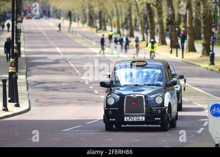 Londra, Inghilterra, Regno Unito. Taxi e ciclisti a Birdcage a piedi da St James's Park Foto Stock