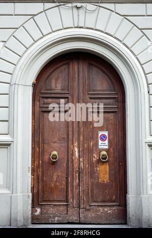 Vecchie porte doppie ad arco con intemperie Foto Stock