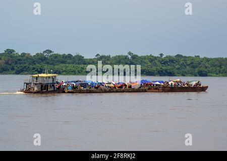 Parti per Kinshasa! Cargo chiatta, con alcuni passeggeri tra di loro, che viaggia lungo il fiume Congo da Kisangani, Repubblica Democratica del Congo. Foto Stock