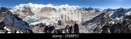 Splendida vista panoramica del Monte Cho Oyu e del campo base di Cho Oyu vicino ai laghi di montagna, Everest, Lhotse, ghiacciaio Ngozumba e ghiacciaio Gyazumba - Sagarmat Foto Stock