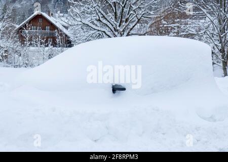 Auto sotto una fitta coperta di neve, solo lo specchio esterno è visibile, Germania, Baviera, Oberbayern, alta Baviera Foto Stock