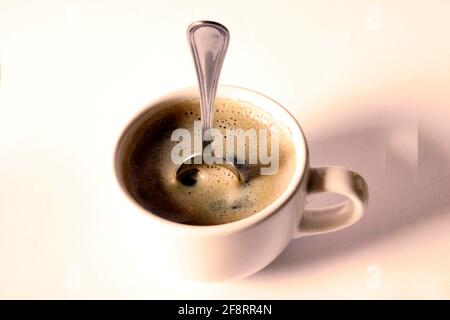 caffè forte, cucchiaio di caffè in piedi nel caffè Foto Stock