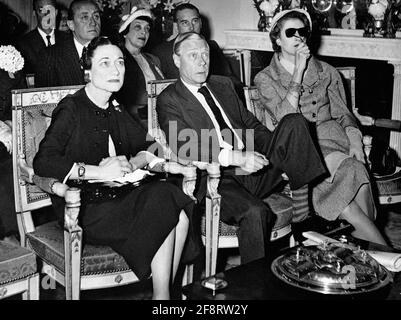 File photo datato 2/6/1953 del Duca e Duchessa di Windsor guarda l'incoronazione della Regina Elisabetta II sullo schermo televisivo presso la casa di Parigi della signora Margaret Biddle (a destra), la milionairessa americana. Quasi 70 anni fa un re abdicato tornò dagli Stati Uniti per un funerale reale, mentre la moglie americana era assente. Data di emissione: Giovedì 15 aprile 2021. Foto Stock