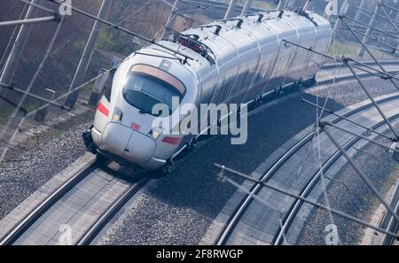 Sorsum, Germania. 15 Aprile 2021. Un treno ICE della Deutsche Bahn viaggia lungo la rotta ICE rinnovata tra Hannover e Göttingen, nel quartiere di Hildesheim. In occasione della Conferenza dei Ministri dei Trasporti (VMK), gli stati federali discutono della rapida espansione del trasporto ferroviario con il governo federale. Credit: Julian Stratenschulte/dpa/Alamy Live News Foto Stock