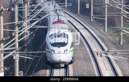 Sorsum, Germania. 15 Aprile 2021. Un treno ICE della Deutsche Bahn viaggia lungo la rotta ICE rinnovata tra Hannover e Göttingen, nel quartiere di Hildesheim. In occasione della Conferenza dei Ministri dei Trasporti (VMK), gli stati federali discutono della rapida espansione del trasporto ferroviario con il governo federale. Credit: Julian Stratenschulte/dpa/Alamy Live News Foto Stock