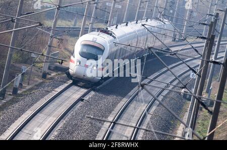 Sorsum, Germania. 15 Aprile 2021. Un treno ICE della Deutsche Bahn viaggia lungo la rotta ICE rinnovata tra Hannover e Göttingen, nel quartiere di Hildesheim. In occasione della Conferenza dei Ministri dei Trasporti (VMK), gli stati federali discutono della rapida espansione del trasporto ferroviario con il governo federale. Credit: Julian Stratenschulte/dpa/Alamy Live News Foto Stock