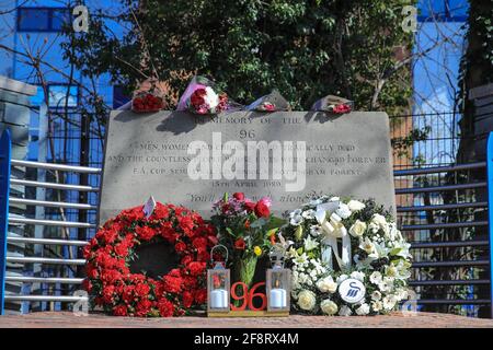 Sheffield, Regno Unito. 15 Aprile 2021. I fiori sono stati deposti nel memoriale fuori Hillsborough, il 32° anniversario del disastro di Hillsborough, nel quale 96 uomini, donne e bambini hanno perso la vita partecipando alla semifinale della fa Cup tra Liverpool e Nottingham Forest. A Sheffield, Regno Unito, il 4/15/2021. (Foto di Mark Cosgrove/News Images/Sipa USA) Credit: Sipa USA/Alamy Live News Foto Stock