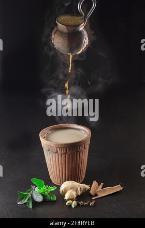 Tè caldo da kulhad (pentola di terra/pentola di fango) Foto Stock
