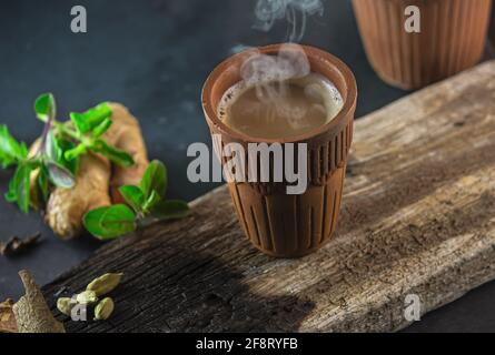 Tè caldo Tandoori (tè indiano al latte) con i suoi ingredienti Foto Stock