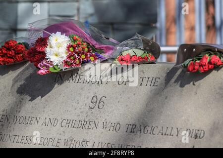 Sheffield, Regno Unito. 15 Aprile 2021. I fiori sono stati deposti nel memoriale fuori Hillsborough, il 32° anniversario del disastro di Hillsborough, nel quale 96 uomini, donne e bambini hanno perso la vita partecipando alla semifinale della fa Cup tra Liverpool e Nottingham Forest. A Sheffield, Regno Unito, il 4/15/2021. (Foto di Mark Cosgrove/News Images/Sipa USA) Credit: Sipa USA/Alamy Live News Foto Stock