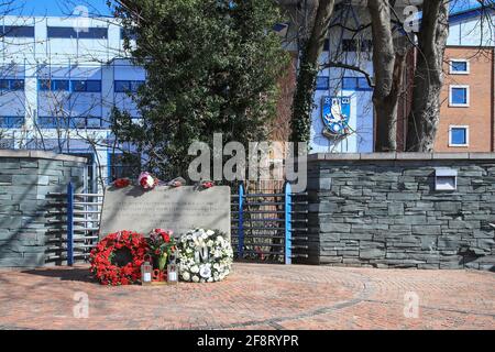 Sheffield, Regno Unito. 15 Aprile 2021. I fiori sono stati deposti nel memoriale fuori Hillsborough, il 32° anniversario del disastro di Hillsborough, nel quale 96 uomini, donne e bambini hanno perso la vita partecipando alla semifinale della fa Cup tra Liverpool e Nottingham Forest. A Sheffield, Regno Unito, il 4/15/2021. (Foto di Mark Cosgrove/News Images/Sipa USA) Credit: Sipa USA/Alamy Live News Foto Stock