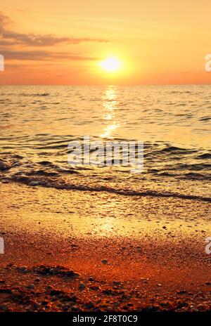 Bellissima alba al mare. Il mare in primo piano. Sfondo Foto Stock