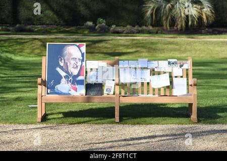 Note e opere d'arte lasciate dai membri del pubblico fuori Buckingham Palace in seguito alla morte del Duca di Edimburgo in mostra nei giardini di Marlborough House, Londra, durante una visita del Principe di Galles e della Duchessa di Cornovaglia. Data immagine: Giovedì 15 aprile 2021. Foto Stock