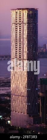 Oberoi Three Sixty West Tower A- un grattacielo di vetro a Worli, Mumbai, India. Foto Stock