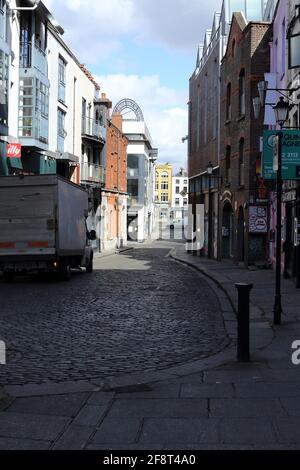 Strada acciottolata nel bar del tempio di Dublins, vuota di persone a causa della pandemia di Covid blocco Foto Stock