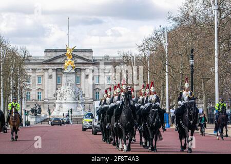 WESTMINSTER LONDON, REGNO UNITO. 15 Aprile 2021. I membri della divisione Household Cavallry che cavalcano sul Mall come i compiti cerimoniali per la prima volta da quando i limitatori di blocco sono stati attenuati. Credit: amer Ghazzal/Alamy Live News Foto Stock