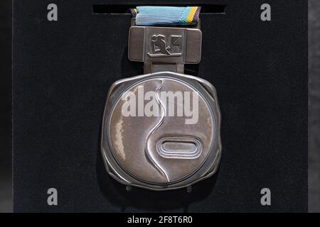 tokyo, giappone - 2 marzo 2021: Primo piano sulla medaglia d'argento ufficiale utilizzata durante le Olimpiadi invernali di Sapporo del 1972 esposte nella Japan Olympic Muse Foto Stock