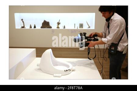 Marcel Duchamp... Fontana 1917, replica 1964Duchamp, Man Ray, Picabia Mostra al Tate Modern 21 febbraio - 26 maggio 2008 Fotografia di David Sandison The Independent Foto Stock