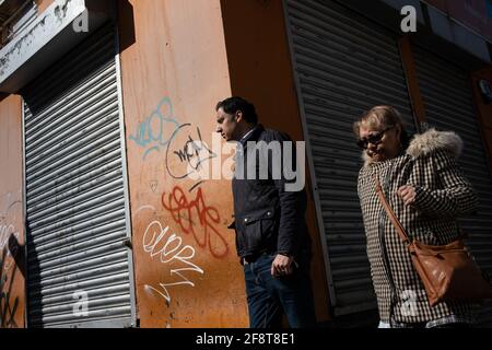 Glasgow, Regno Unito, 15 aprile 2021. ANAS Sarwar, leader del Partito laburista Scozzese, cammina attraverso il distretto di Govanhill della circoscrizione di Glasgow Southside per evidenziare il fallimento del governo SNP, e dell'ex presidente locale MSP Nicola Sturgeon, di affrontare il declino della pulizia e delle condizioni di vita nella zona. In vista delle elezioni parlamentari scozzesi del 6 maggio. Photo credit: Jeremy Sutton-Hibbert/ Alamy Live News. Foto Stock