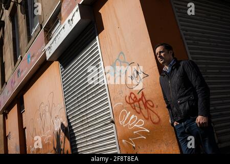 Glasgow, Regno Unito, 15 aprile 2021. ANAS Sarwar, leader del Partito laburista Scozzese, cammina attraverso il distretto di Govanhill della circoscrizione di Glasgow Southside per evidenziare il fallimento del governo SNP, e dell'ex presidente locale MSP Nicola Sturgeon, di affrontare il declino della pulizia e delle condizioni di vita nella zona. In vista delle elezioni parlamentari scozzesi del 6 maggio. Photo credit: Jeremy Sutton-Hibbert/ Alamy Live News. Foto Stock