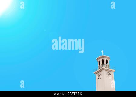 Il cielo blu e la Croce Torre della Chiesa Foto Stock