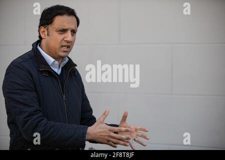 Glasgow, Regno Unito, 15 aprile 2021. ANAS Sarwar, leader del Partito laburista Scozzese, cammina attraverso il distretto di Govanhill della circoscrizione di Glasgow Southside per evidenziare il fallimento del governo SNP, e dell'ex presidente locale MSP Nicola Sturgeon, di affrontare il declino della pulizia e delle condizioni di vita nella zona. In vista delle elezioni parlamentari scozzesi del 6 maggio. Photo credit: Jeremy Sutton-Hibbert/ Alamy Live News. Foto Stock