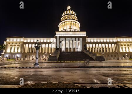 Palazzo della capitale Nazionale (El Capitolio) di notte a l'Avana, Cuba. Foto Stock