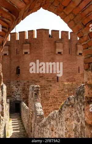 Alanya, Turchia. 7 Aprile 2021 Vista del Kizi Kule o della Torre Rossa dalle antiche mura storiche del castello, il Porto di Alanya, sul Mediterraneo Turco Foto Stock