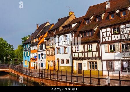 Colmar, Francia - Maggio 2019: Colorate case tradizionali a graticcio sul Quai de la Poissonnerie (il Quay dei pescatori), strada sul fiume Lauch nella città vecchia di Colmar, Alsazia Foto Stock