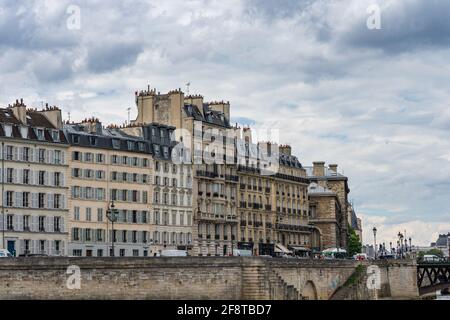 Edifici di appartamenti con architettura Haussmann lungo le rive della Senna fiume Foto Stock