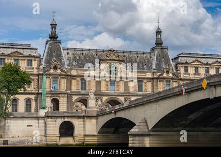 Edifici con splendida architettura antica lungo le rive della Senna fiume Foto Stock