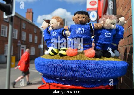 Leicester, Leicestershire, Regno Unito 15 aprile 2021. Notizie del Regno Unito. Una bomba di filato a tema del Leicester City Football Club è apparsa su un box a Syston in vista della semifinale della fa Cup tra Leicester City e Southampton nel fine settimana. Alex Hannam/Alamy Live News Foto Stock