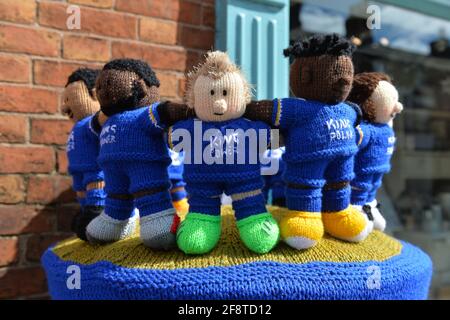 Leicester, Leicestershire, Regno Unito 15 aprile 2021. Notizie del Regno Unito. Una bomba di filato a tema del Leicester City Football Club è apparsa su un box a Syston in vista della semifinale della fa Cup tra Leicester City e Southampton nel fine settimana. Alex Hannam/Alamy Live News Foto Stock